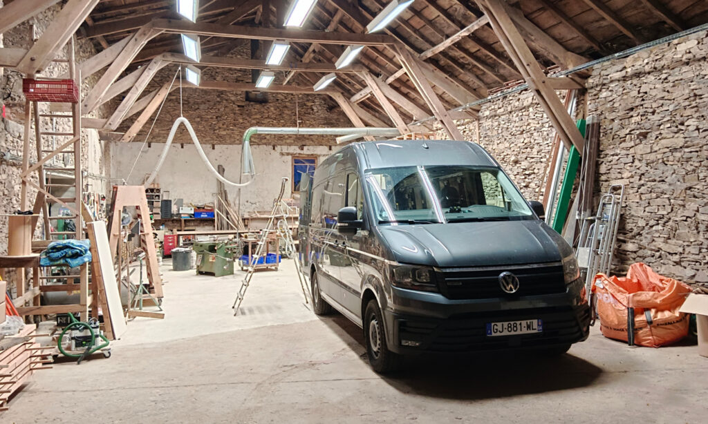 vue d'ensemble de l'atelier de Ma Maison Roule. Aménagement de camping-cars et construction de roulottes.